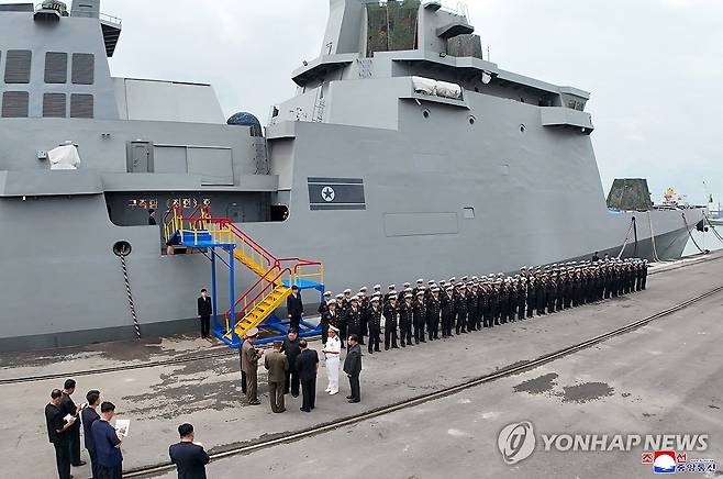 김정은, 구축함 '최현호' 시험과정 점검 (평양 조선중앙통신=연합뉴스) 김정은 북한 국무위원장이 지난 18일 평안남도 남포조선소를 방문해 북한의 첫 번째 5천t급 신형 구축함 '최현호'의 무장체계 통합운영 시험 과정을 점검했다고 조선중앙통신이 19일 보도했다. 2025.8.19 
    [국내에서만 사용가능. 재배포 금지. For Use Only in the Republic of Korea. No Redistribution] nkphoto@yna.co.kr