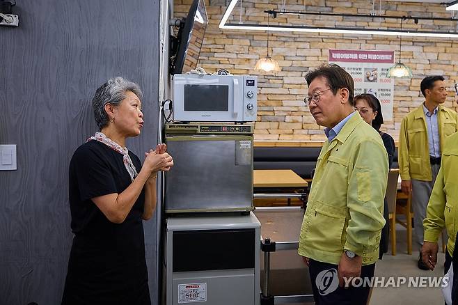 이재명 대통령, 강릉 경포대 인근 식당 가뭄 피해 상황 청취 (강릉=연합뉴스) 이재명 대통령이 30일 강원 강릉시 경포대 인근 식당을 방문해 가뭄으로 인한 상인들의 피해 상황을 청취하고 있다. 2025.8.30 [대통령실 제공. 재판매 및 DB 금지] photo@yna.co.kr