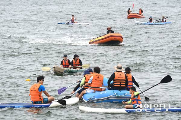 무더운 날씨가 이어진 31일 시흥시 거북섬 일원에서 열린 ‘제17회 전국해양스포츠제전’을 찾은 시민들이 수상레저를 즐기며 더위를 식히고 있다. 2025.8.31 /최은성기자 ces7198@kyeongin.com