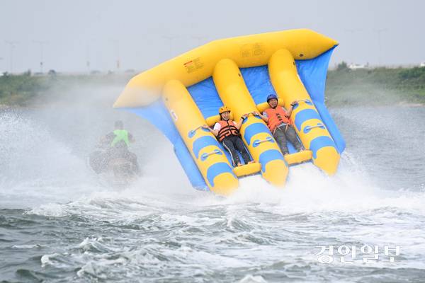 무더운 날씨가 이어진 31일 시흥시 거북섬 일원에서 열린 ‘제17회 전국해양스포츠제전’을 찾은 시민들이 수상레저를 즐기며 더위를 식히고 있다. 2025.8.31 /최은성기자 ces7198@kyeongin.com