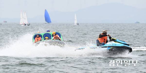 무더운 날씨가 이어진 31일 시흥시 거북섬 일원에서 열린 ‘제17회 전국해양스포츠제전’을 찾은 시민들이 수상레저를 즐기며 더위를 식히고 있다. 2025.8.31 /최은성기자 ces7198@kyeongin.com