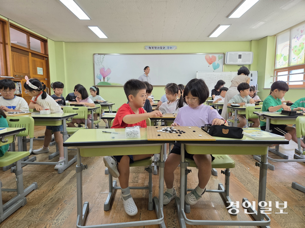 지난 28일 인천굴포초등학교 학생들이 바둑 수업에 참여하고 있다. 2025.8.28 /정운기자 jw33@kyeongin.com