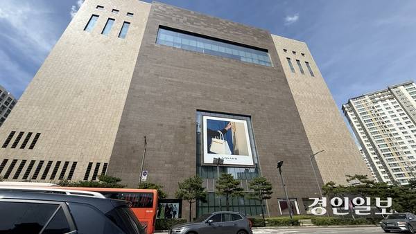 현대백화점 판교점에 고야드 입점을 알리는 현수막이 걸려있다. 2025.8.27 /윤혜경기자 hyegyung@kyeongin.com