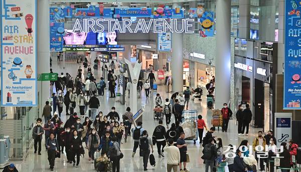 신라·신세계면세점은 지난 5월 인천지방법원에 ‘인천공항 면세점 임대료를 40% 인하해 달라’는 내용의 조정 신청을 제기했고, 두 차례 열린 조정기일에 인천공항공사가 불참하면서 법원이 강제 조정안을 내놓기로 했다. 사진은 인천공항 제1여객터미널 보안구역 내 면세구역에서 이동하는 이용객들의 모습.  /경인일보DB