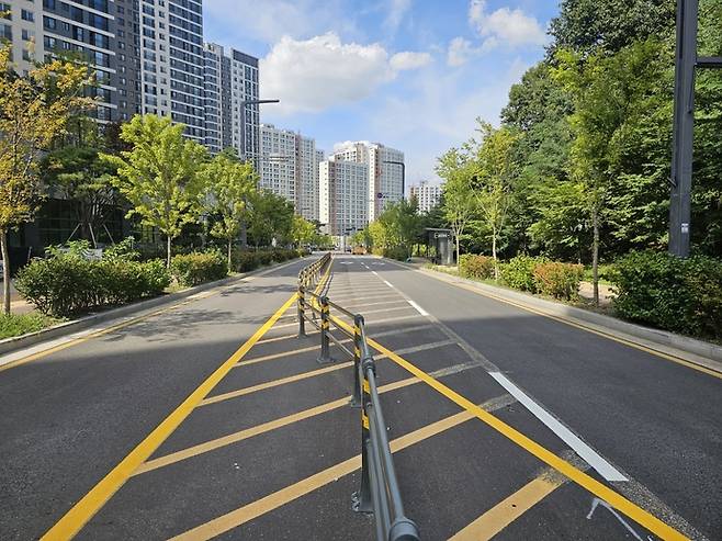 오산 세교2지구에 위치한 중흥 s-클래스 에듀파크 인근 버스정류장 도로는 기존에 1차선이었으나 주민 불편 민원이 잇따르면서 2차선으로 확장했다. 사진=오산시의회
