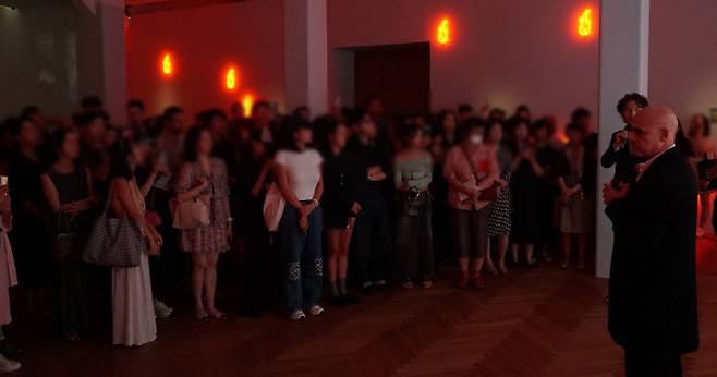 CNCITY마음에너지재단은 프랑스 현대미술의 거장 로랑 그라소를 초청, 8월 31일부터 대전 동구 헤레디움에서 '미래의 기억들(Memories of the Future)' 전시회를 개최한다. 로랑 그라소 작가(사진 맨 오른쪽)가 관람객들과 소통하고 있다. /김흥수 기자