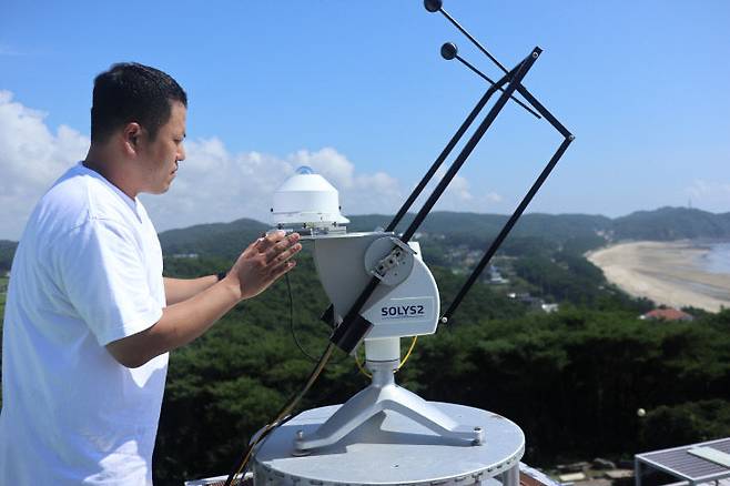 안면도 지구대기감시소 부준오 기상연구사가 옥상에 설치된 직달·산란일사계를 점검하고 있다. 태양이 있는 방향을 자동으로 감지해 1분 단위로 지표면에 도달하는 복사에너지를 관측한다. &nbsp;(사진=임병안 기자)