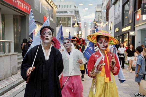 지난달 29일 충북 청주시 중앙공원과 용두사지철당간 일원에서 열린 '2025 한여름밤의 오싹 청주호러페스티벌'에서 귀신 분장을 한 연기자들이 행진하고 있다. /청주시 제공