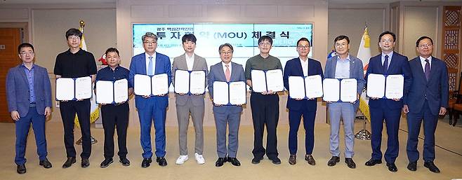 강기정 광주시장이 지난 29일 시청 비즈니스룸에서 AI·자동차·에너지 산업 8개 기업과 투자협약을 체결한 뒤 기념촬영을 하고 있다.<광주시 제공>