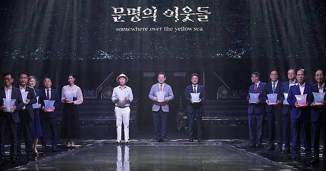 ‘2025 전남국제수묵비엔날레’ 개막식이 지난 29일 오후 목포문화예술회관에서 열린 가운데 김영록 전남지사가 내빈들과 함께 개막 세리머니를 하고 있다.<전남도 제공>