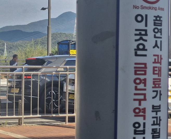 울산 울주군 KTX울산역 택시 승강장에서 한 택시기사가 승객을 기다리며 담배를 피우고 있다.