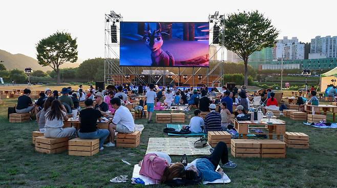 '2025 남구 강변 영화제'가 열린 지난 30일 가족 단위의 관람객들이 태화강변으로 지는 해와 함께 '니코: 오로라원정대의 모험'을 관람하고 있다. 이수화 기자