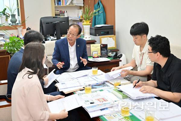 울산시의회 강대길 의원이 지난 29일 시의회 의원연구실에서 교육청 관계자들과 (가칭)울산학생창의누리관 추진 현황 간담회 가졌다. 시의회 제공