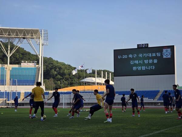 U20 축구 국가대표팀 선수들이 지난달 28일 김해종합운동장에서 U20 월드컵 대비 훈련을 하고 있다. /박신 기자