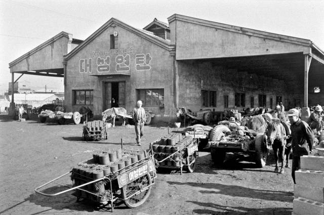 1970년대 초 반야월 연료단지로 이전한 대성연탄 공장.매일신문 DB