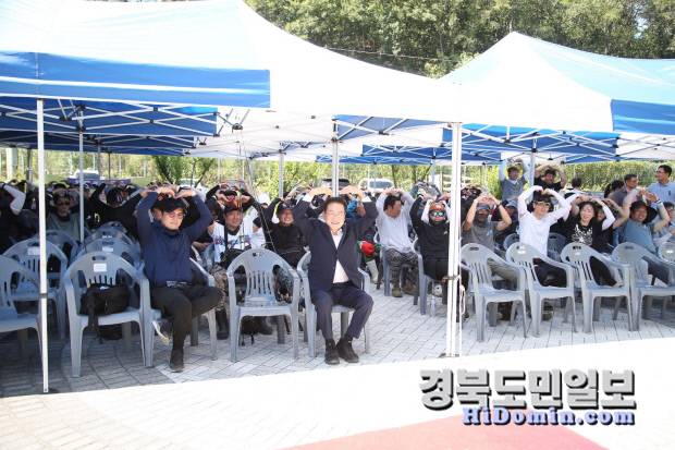 최기문 영천시장과 대회 참가자들이 함께 하트 포즈를 취하고 있다.