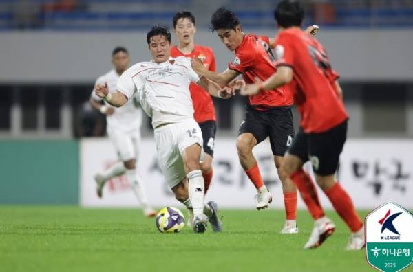 포항 수비수 박승욱(흰옷)이 강원 선수와 볼다툼을 하고 있다. 사진=한국프로축구연맹 제공