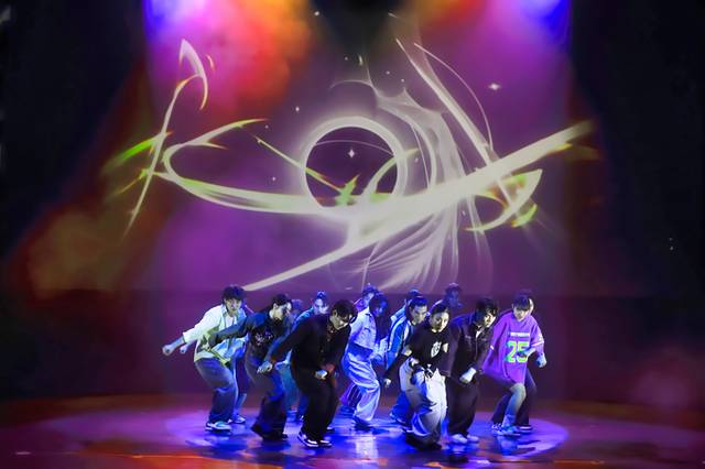 ▲ 신라의 멋과 문화를 K-POP에 녹여낸 뮤자콜 '더 쇼! 신라'가 오는 26일 경주엑스포대공원 문화센터에서 막을 올린다. 사진은 공연에서 '단체군무' 모습. 경주엑스포대공원