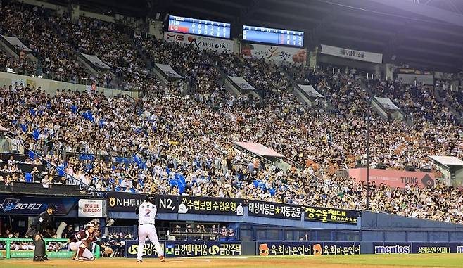 지난 29일 오후 서울 잠실야구장에서 프로야구 경기가 열리고 있다. (출처/뉴스1)