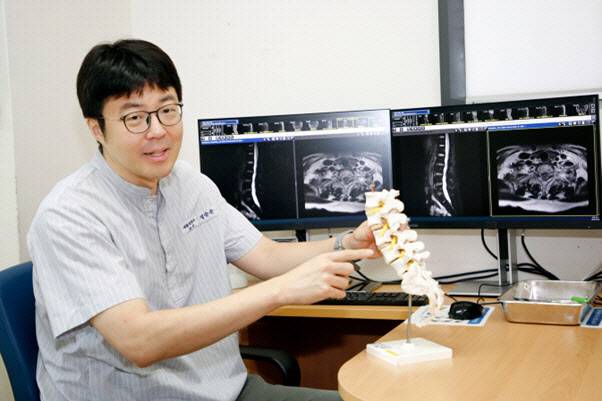 강동경희대학교병원 재활의학과 정승준 교수가 추간판 탈출증에 대해 설명하고 있다.