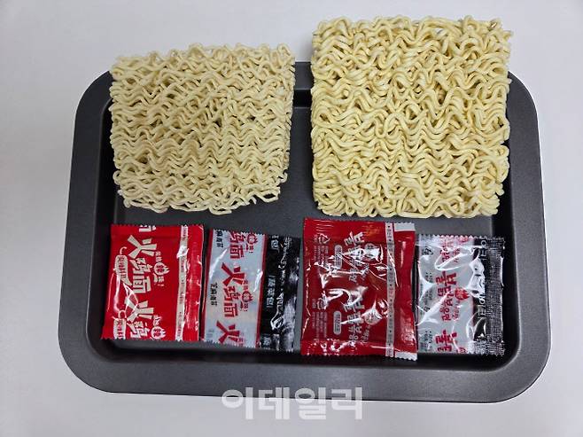 ‘칠면조 국수’(왼쪽)와 삼양식품 ‘불닭볶음면’(오른쪽)의 구성. 면 형태와 스프 구성까지 매우 유사하다. (사진=한전진 기자)