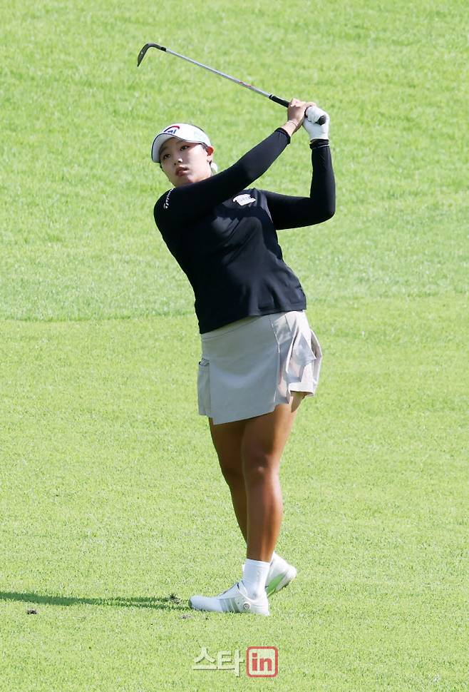 이윤서가 30일 경기도 용인시 처인구 써닝포인트CC에서 열린 제14회 KG 레이디스 오픈 2라운드 1번홀에서 세컨샷을 하고 있다. 사진=방인권 기자
