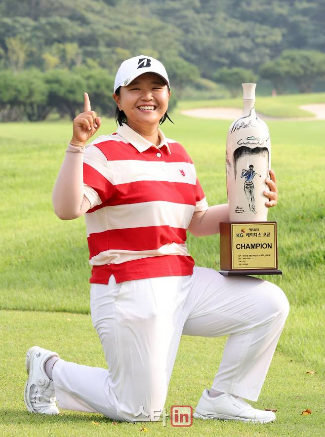 [이데일리 스타in 방인권 기자] 신다인이 31일 경기도 용인시 처인구 써닝포인트CC에서 열린 제14회 KG 레이디스 오픈에서 우승을 한 뒤, 트로피를 들고 포즈를 취하고 있다.