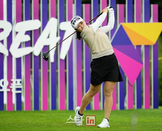지한솔이 29일 경기도 용인시 써닝포인트에서 열린 제14회 KG 레이디스 오픈 1번홀에서 경기를 치르고 있다. 이데일리 골프in(용인)=조원범 기자