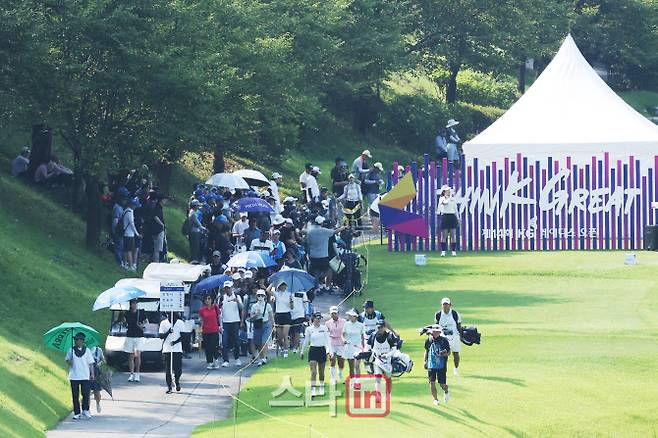 31일 경기도 용인시 처인구 써닝포인트CC에서 열린 제14회 KG 레이디스 오픈 3라운드에서 선수들과 갤러리들이 이동하고 있다.(사진=이데일리 스타in 이영훈 기자)
