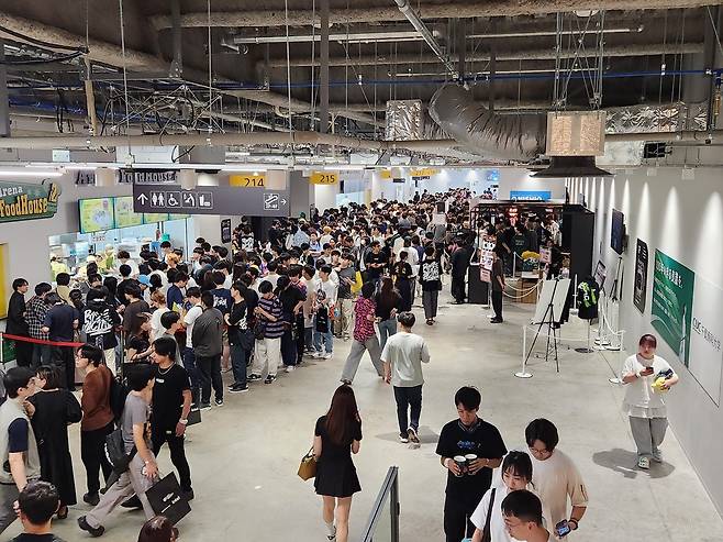 - 펄사 부스와 음식점 앞도 마찬가지다&nbsp;