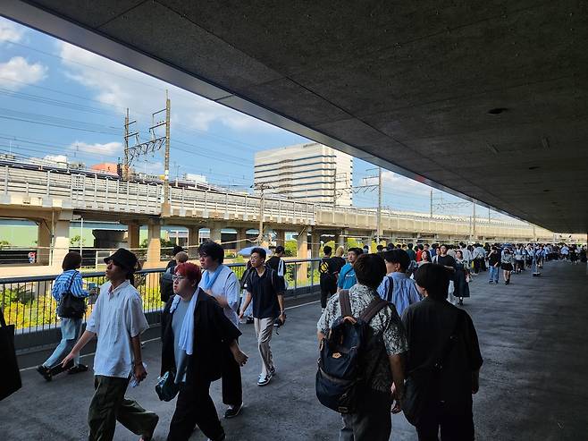 - 이른 오전부터 발로란트 경기를 시청하기 위해 라라 아레나로 향하는 팬들&nbsp;