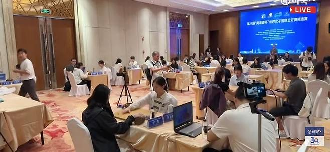 김은지 9단이 첫 수를 두고 있다.(사진 바둑TV 캡처)