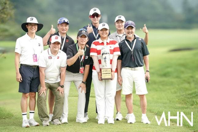 신다인이 31일 열린 KG 레이디스 오픈 최종라운드에서 우승을 거둔 후 (오른쪽)이민기 회장 등 브리지스톤골프 관계자들과 기념 촬영을 하고 있다.