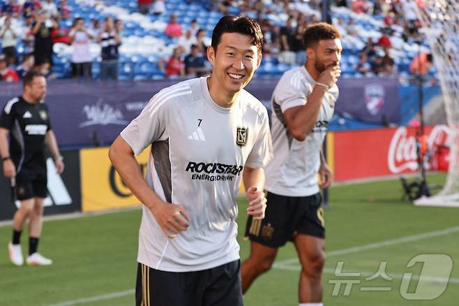 환하게 웃는 손흥민 ⓒ AFP=뉴스1