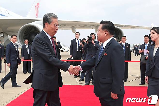 (평양 노동신문=뉴스1) = 노동신문 2024년 4월 12일자에 실린 사진. 북한 노동당 기관지 노동신문은 12일 자오러지(趙樂際) 전국인민대표대회(전인대) 상무위원장을 단장으로 하는 중화인민공화국 당 및 정부대표단이 지난 11일 평양에 도착했다고 보도했다. [국내에서만 사용가능. 재배포 금지. DB 금지. For Use Only in the Republic of Korea. Redistribution Prohibited] rodongphoto@news1.kr