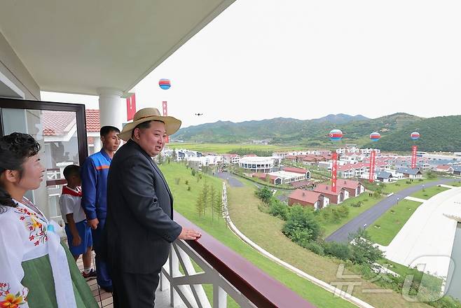 (평양 노동신문=뉴스1) = 북한 노동당 기관지 노동신문은 31일 김정은 당 총비서의 참석 아래 "지방 진흥의 새 시대와 더불어 동해 기슭에 또 하나의 기념비적 창조물로 일떠선 낙원군 바닷가 양식사업소 준공식이 8월 30일 성대히 진행됐다"라고 보도했다. [국내에서만 사용가능. 재배포 금지. DB 금지. For Use Only in the Republic of Korea. Redistribution Prohibited] rodongphoto@news1.kr