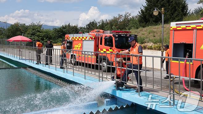 31일 강원 강릉시 홍제정수장에서 전국에서 달려온 소방차들이 급수하고 있다. 2025.8.31/뉴스1 ⓒ News1 김성진 기자