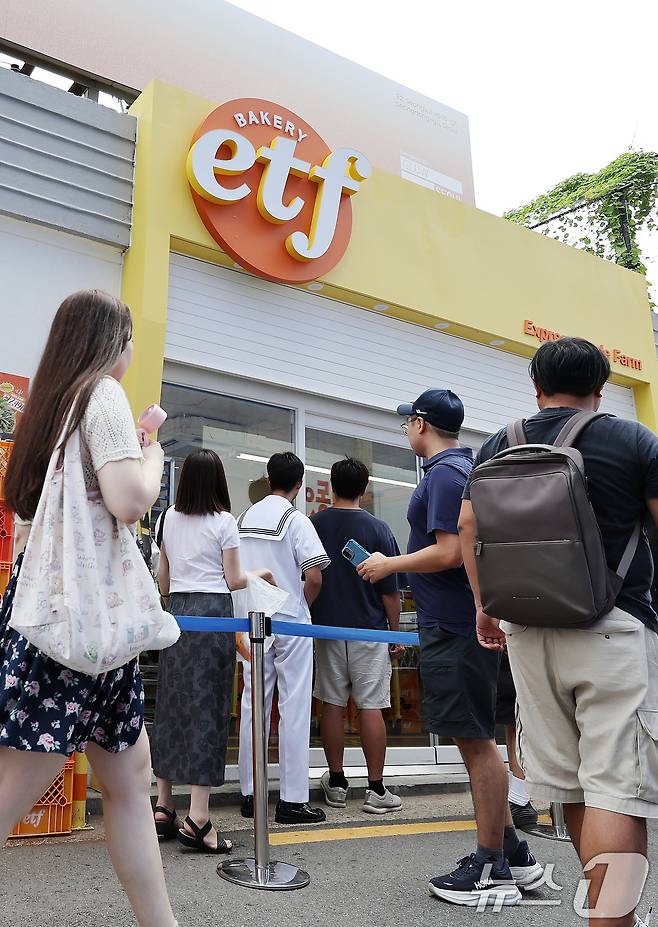 31일 서울 성동구 글로우 성수에 연 경제유튜버 슈카의 ETF 베이커리 팝업 스토어가 북적이고 있다. 'ETF 베이커리'는 소금빵, 베이글, 바게트, 식빵, 명란바게트, 단팥빵 등을 시중보다 훨씬 저렴하게 판매한다. 2025.8.31/뉴스1 ⓒ News1 박지혜 기자