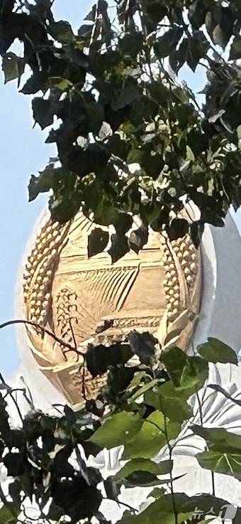 주중 북한대사관 옥상에 설치된 조형물 세부 모습. 송전탑과 '조선민주주의 인민공화국'이라는 글씨가 보인다.