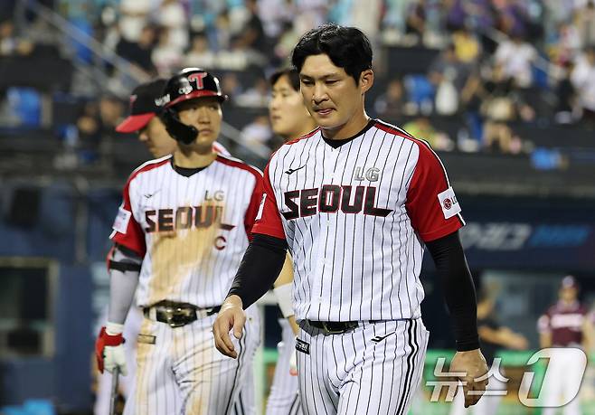 31일 오후 서울 잠실야구장에서 열린 2025 신한 SOL뱅크 KBO리그 키움 히어로즈와 LG 트윈스의 경기에서 6-5로 패배한 LG 선수들이 아쉬워하고 있다. 2025.8.31/뉴스1 ⓒ News1 박지혜 기자