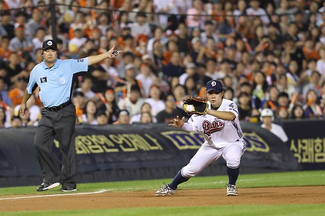 두산 박준순이 22일 서울 잠실구장에서 열린 2025 KBO리그 정규시즌 한화전에서 수비를 하고 있다. 사진 | 두산 베어스
