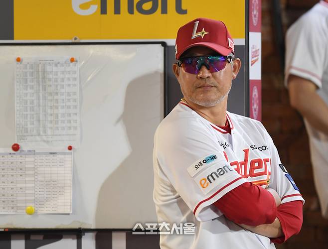 SSG 이숭용 감독이 8일 인천 SSG랜더스필드에서 열린 2025 KBO리그 KT와 경기 도중 덕아웃 선수들을 살펴보고 있다.  문학 | 최승섭 기자 thunder@sportsseoul.com