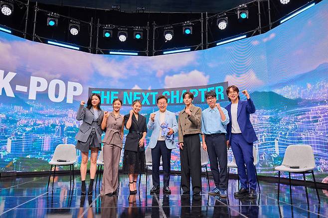 ‘케데헌’의 성공으로 케이팝을 포함한 케이 컬쳐 확장성을 얘기하기 위해 이재명 대통령(가운데)이 예능 토론 프로그램에 출연해 메기 강(왼쪽에서 세 번째) 등과 기념촬영학 ㅗ있다. 사진ㅣ대통령실