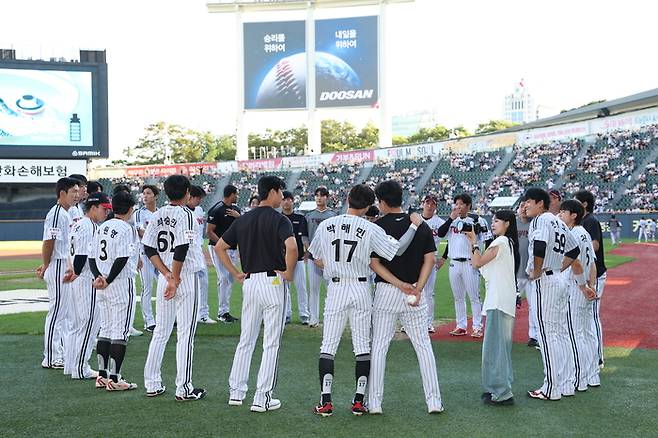 LG 선수단이 30일 서울 잠실구장에서 열린 2025 KBO리그 정규시즌 키움전에 앞서 미팅을 하고 있다. 사진 | LG 트윈스
