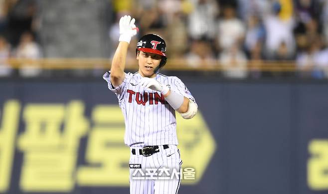 LG 구본혁이 20일 서울 잠실구장에서 열린 2025 KBO리그 롯데와 경기 6회말 2사2루 중전안타를 친 후 다른 주자 수비하는 사이 2루로 진루해 세리머니를 하고 있다. 잠실 | 최승섭기자 thunder@sportsseoul.com