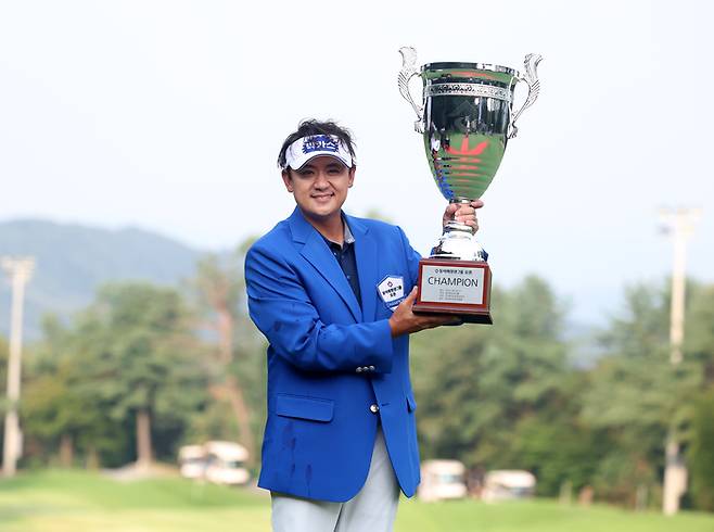 박상현이 8월31일 강남300CC에서 열린 KPGA투어 동아회원권그룹 오픈에서 우승한 뒤 트로피를 들고 포즈를 취하고 있다. 사진 | KPGA