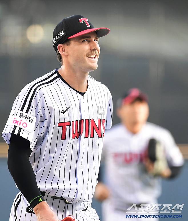 1회 투구를 마치고 마운드를 내려오는 LG 톨허스트.