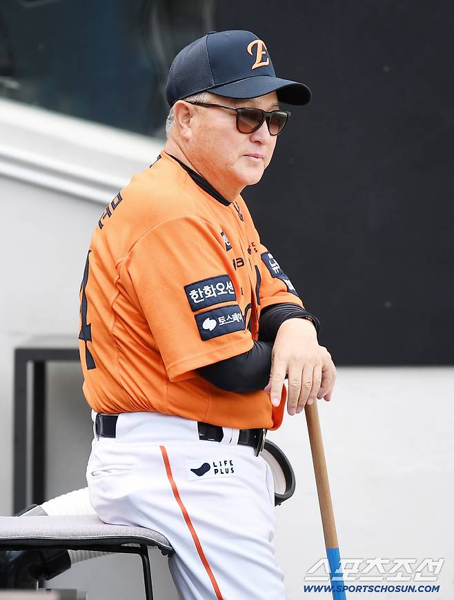 29일 대전 한화생명볼파크에서 열린 삼성-한화전. 한화 김경문 감독이 훈련을 지켜보고 있다. 대전=정재근 기자 cjg@sportschosun.com/2025.8.29/