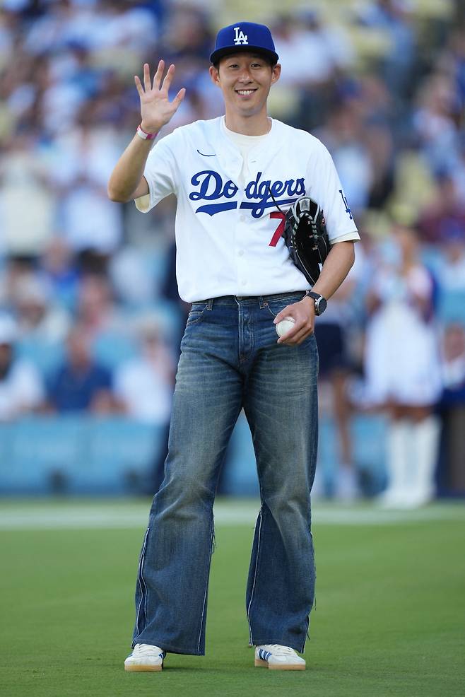Aug 27, 2025; Los Angeles, California, USA; Los Angeles FC soccer forward Son Heung-min (7) waves to fans at Dodger Stadium. Mandatory Credit: Kirby Lee-Imagn Images







<저작권자(c) 연합뉴스, 무단 전재-재배포, AI 학습 및 활용 금지>