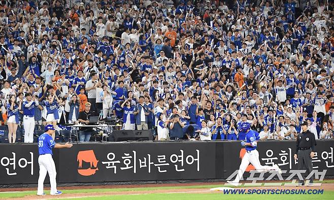 31일 대전 한화생명볼파크에서 열린 삼성-한화전. 6회초 무사 이재현이 솔로포를 치자 팬들이 열광하고 있다. 대전=정재근 기자 cjg@sportschosun.com/2025.8.31/